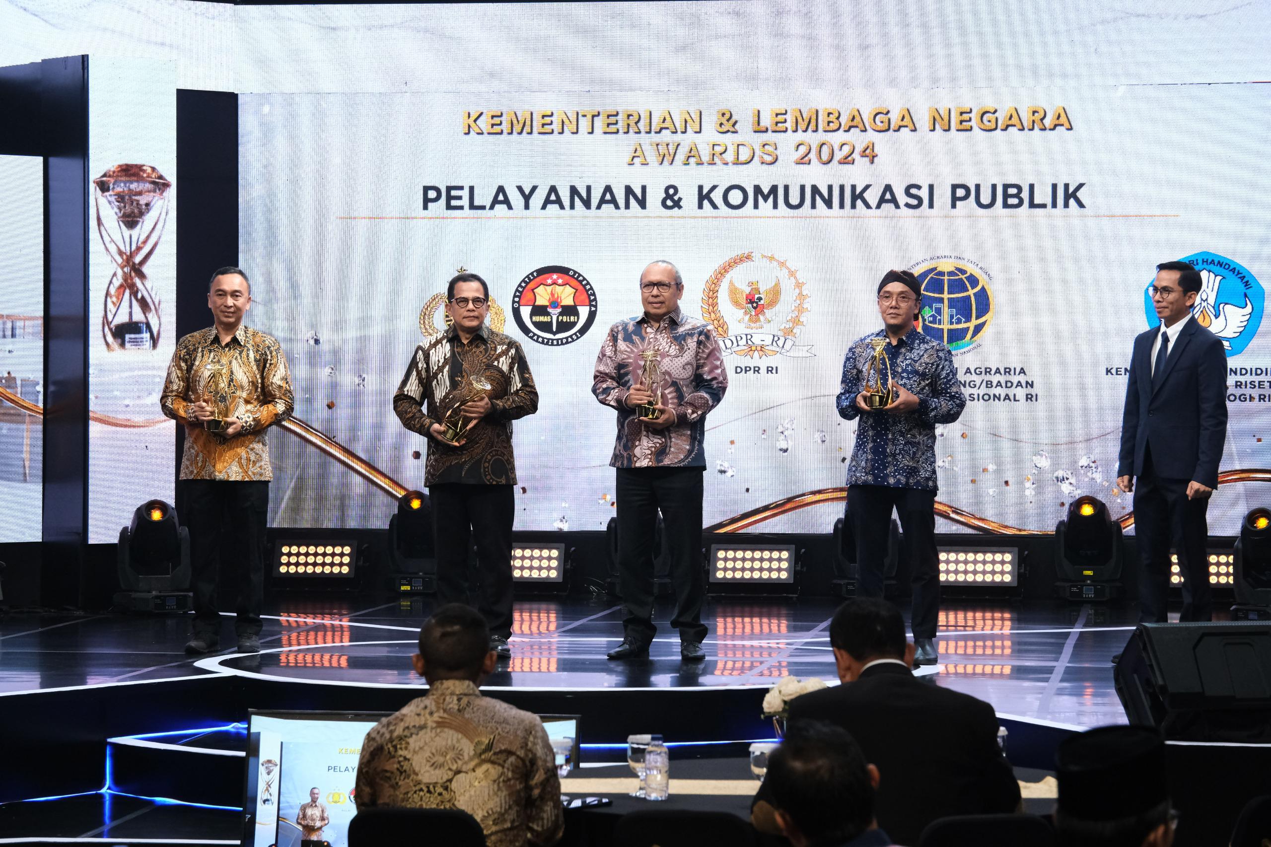Sekjen Kementerian ATR/BPN, Suyus Windayana mewakili Menteri ATR/Kepala BPN, Agus Harimurti Yudhoyono (AHY) menerima penghargaan kategori Pelayanan dan  Komunikasi Publik dari iNews TV.