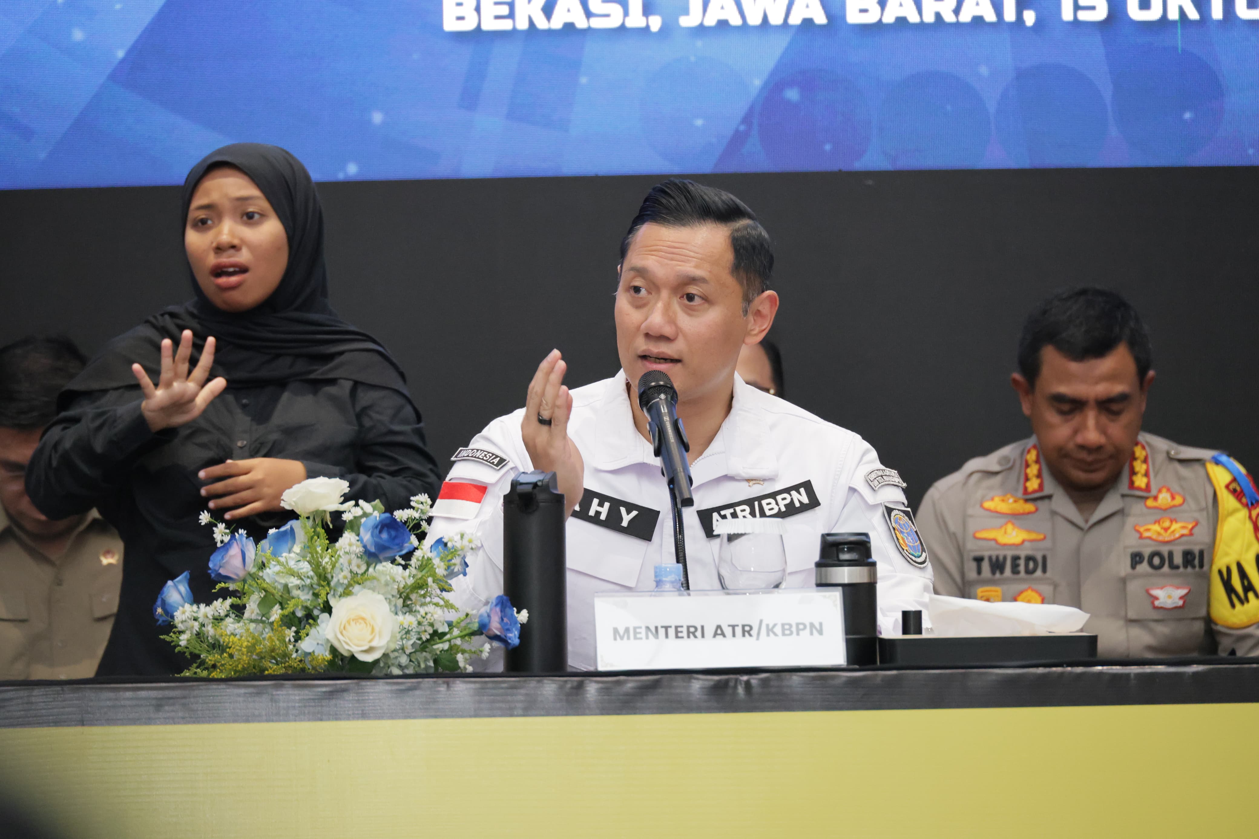 Menteri Agraria dan Tata Ruang/Kepala Badan Pertanahan Nasional (ATR/BPN), Agus Harimurti Yudhoyono (AHY) mengungkapkan dua kasus tindak pidana pertanahan yang terjadi di Kabupaten Bekasi.