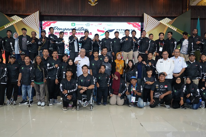 SAMBUT ATLET : Pj Gubernur Harisson, bersama Pj Sekda, dan Kepala Disporapar Kalbar foto bersama usai penyambutan kepulangan atlet Kalbar yang telah menorehkan prestasi di ajang Peparnas ke-XVII.