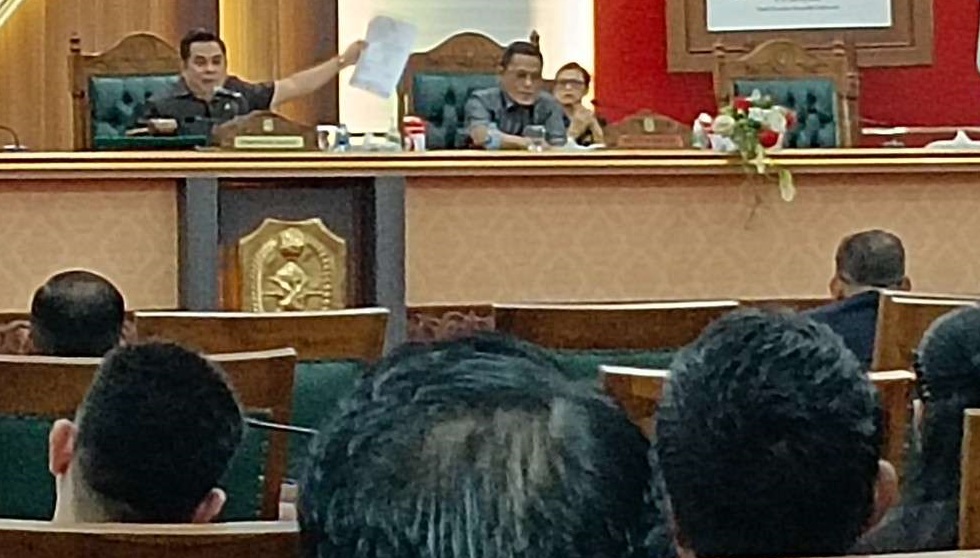 Pimpinan sementara DPRD Kalbar, Minsen dan Subhan Nur akhirnya mengesahkan sekaligus ketuk palu sebanyak delapan fraksi yang merupakan kesepakatan Bersama partai partai politik di DPD Kalbar.