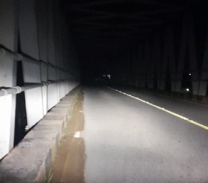 GELAP: Suasana Jembatan Rambi di Kecamatan Sambas, Kabupaten Sambas yang gelap gulita, sehingga rawasan kecelakaan dan aksi kejahatan.