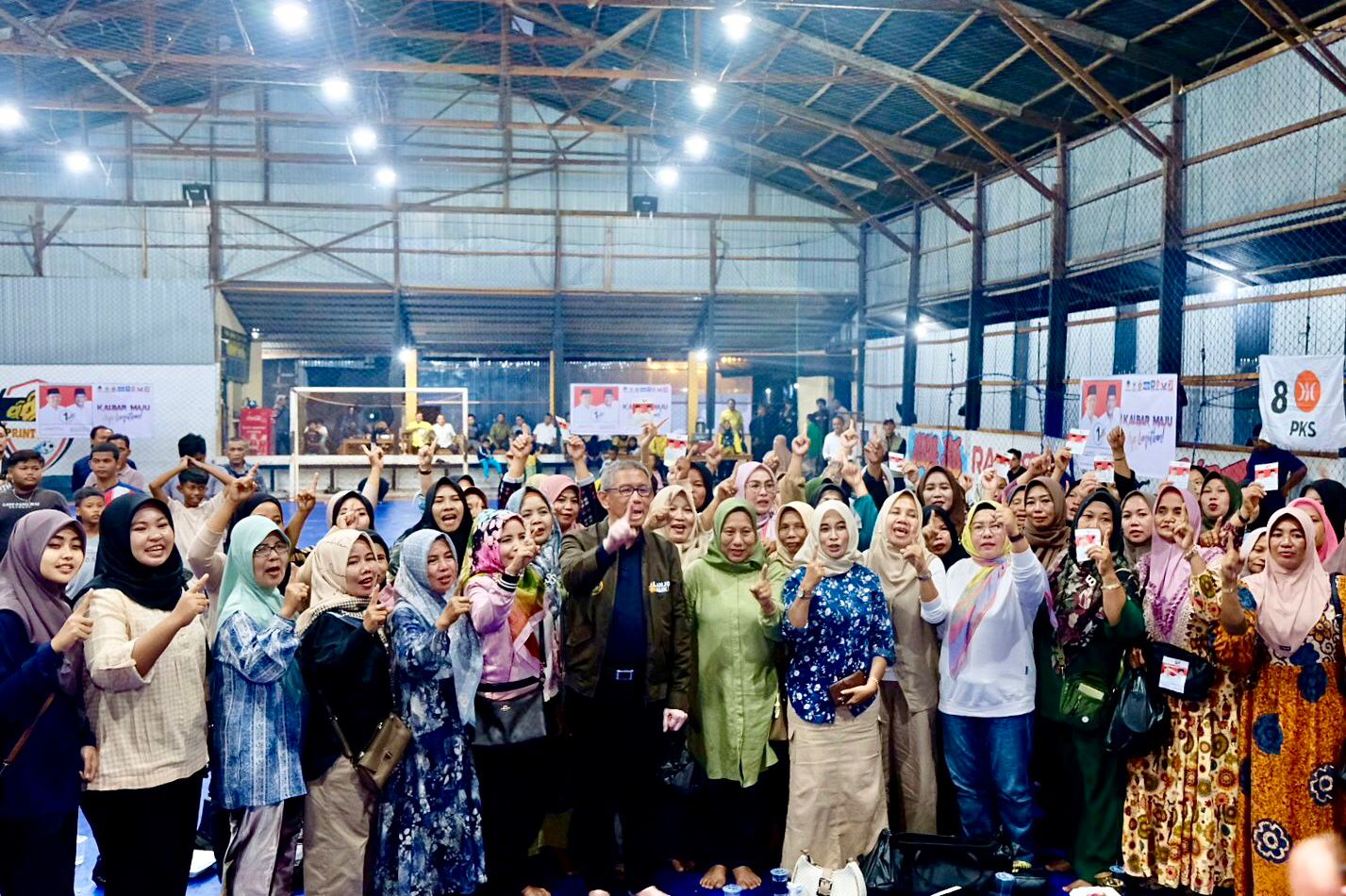 BERSAMA : Sutarmidji foto bersama masyarakat usai menggelar kampanye dialogis di Desa Kali Nilam, Kecamatan Delta Pawan, Kabupaten Ketapang, Rabu (16/10).