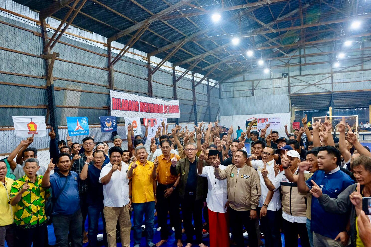 BERSAMA : Sutarmidji foto bersama masyarakat usai menggelar kampanye dialogis di Desa Kali Nilam, Kecamatan Delta Pawan, Kabupaten Ketapang, Rabu (16/10).