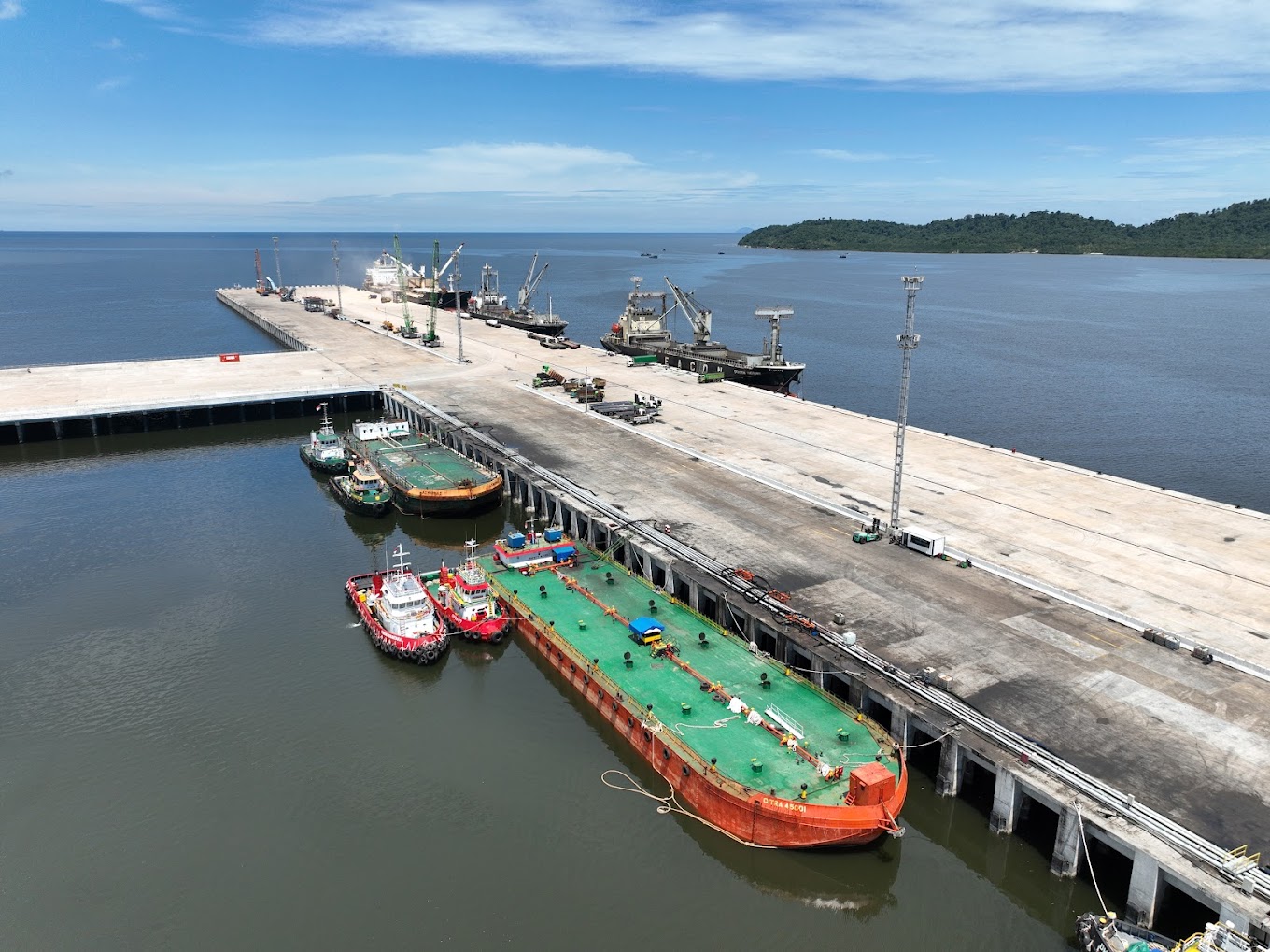 Pelindo dijadwalkan memulai layanan bongkar muat peti kemas di Terminal Kijing, Kabupaten Mempawah, Kalimantan Barat mulai bulan ini.