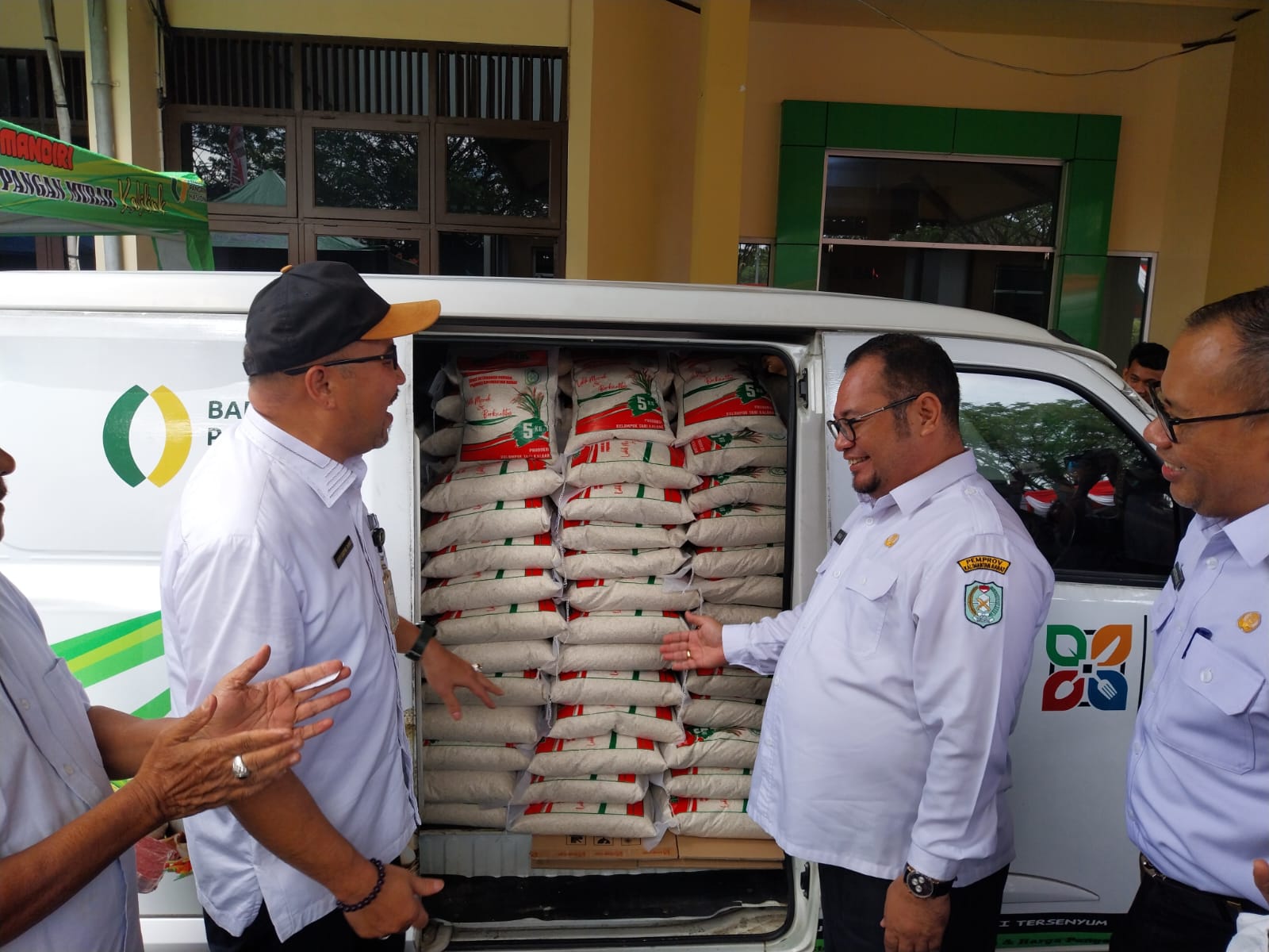 LUNCURKAN : Pj Sekda Kalbar, Mohammad Bari saat meluncurkan Go-Link (Go Kios Pangan Murah Keliling), yang digelar di halaman Dinas Ketahanan Pangan Kalbar, Rabu (16/10).