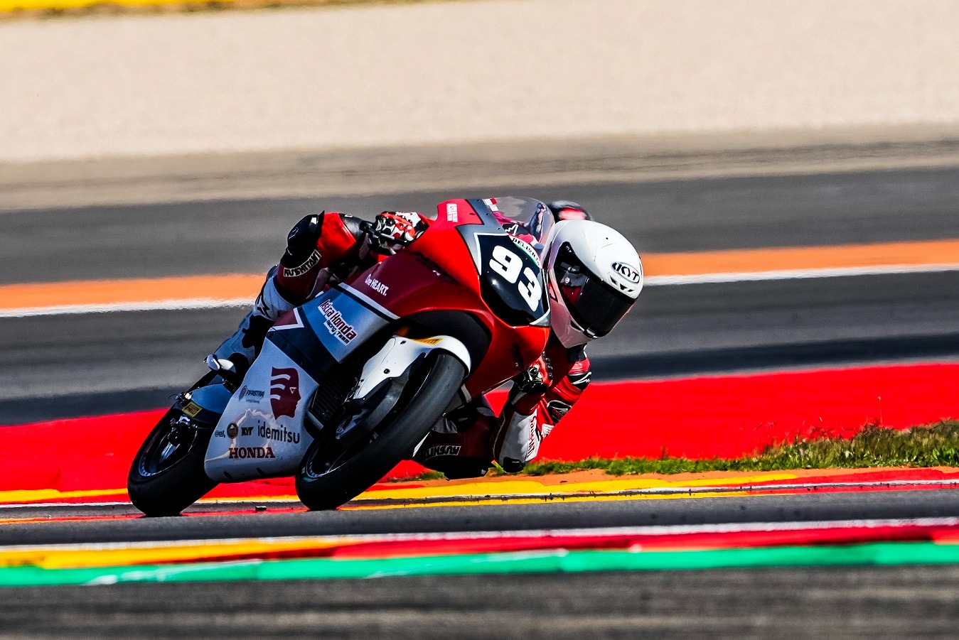 Fadillah Arbi Aditama, pebalap Astra Honda Racing Team, berhasil finis di posisi ke-12 di JuniorGP Aragon 2024, menambah poin di tengah cuaca buruk dan lintasan yang menantang.