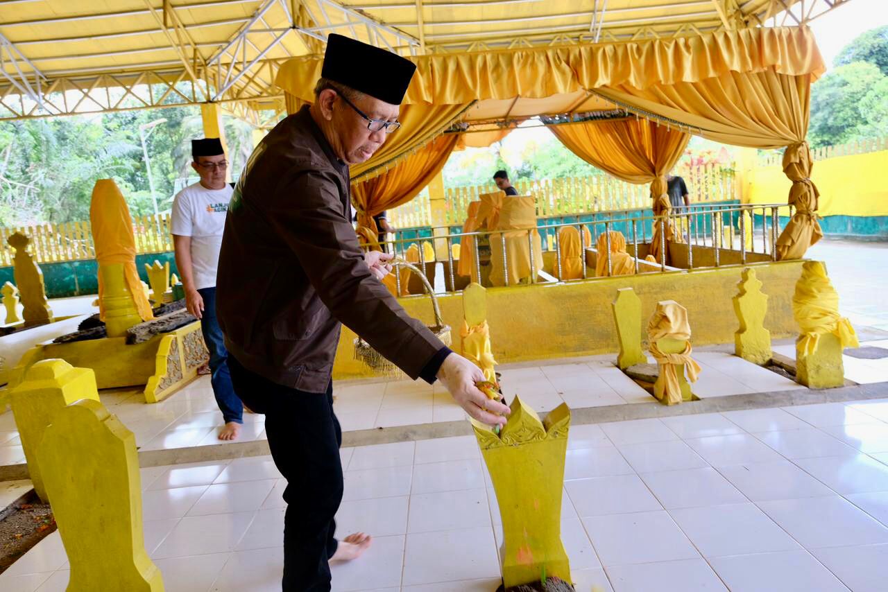 ZIARAH : Sutarmidji menabur bunga saat ziarah di Komplek Makam Raja Tanjungpura, Desa Tanjungpura, Kecamatan Muara Pawan, Kamis (17/10).