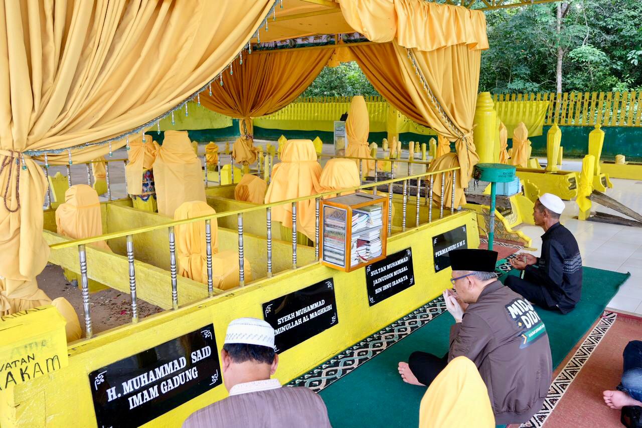 ZIARAH : Sutarmidji saat ziarah di Komplek Makam Raja Tanjungpura, Desa Tanjungpura, Kecamatan Muara Pawan, Kamis (17/10).