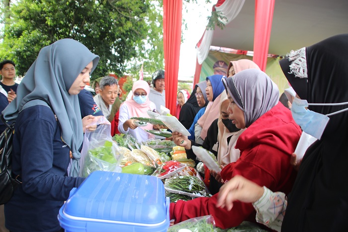 RAMAI: Gerakan Pangan Murah di Halaman Kantor Dinas Ketahanan Pangan Provinsi Kalbar, Rabu (16/10), ramai diserbu pembeli.