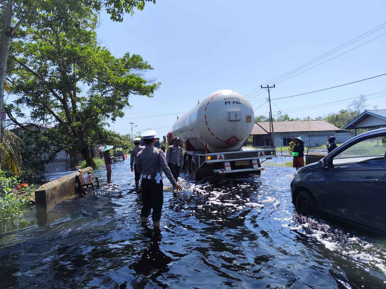 Banjir di Sungai Ambawang, Kubu Raya, Jumat (18/10/2024) menghambat transportasi dan logistik.