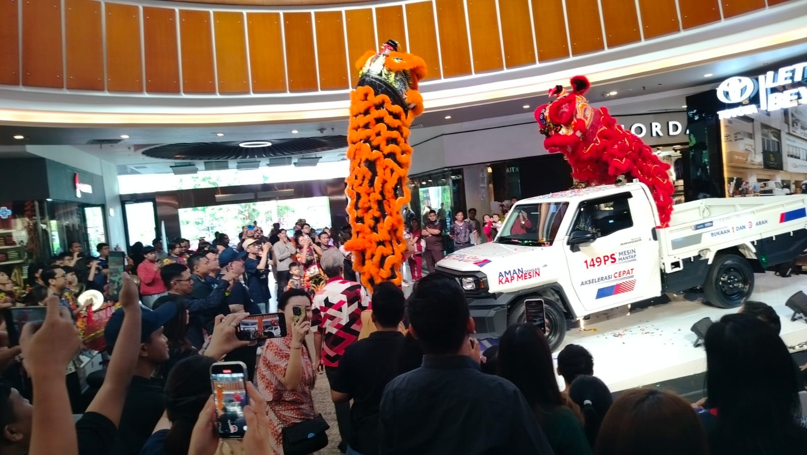 Peluncuran Toyota All New Hilux Rangga di Atrium Ayani Mega Mal, Pontianak, Jumat (18/10/2024).