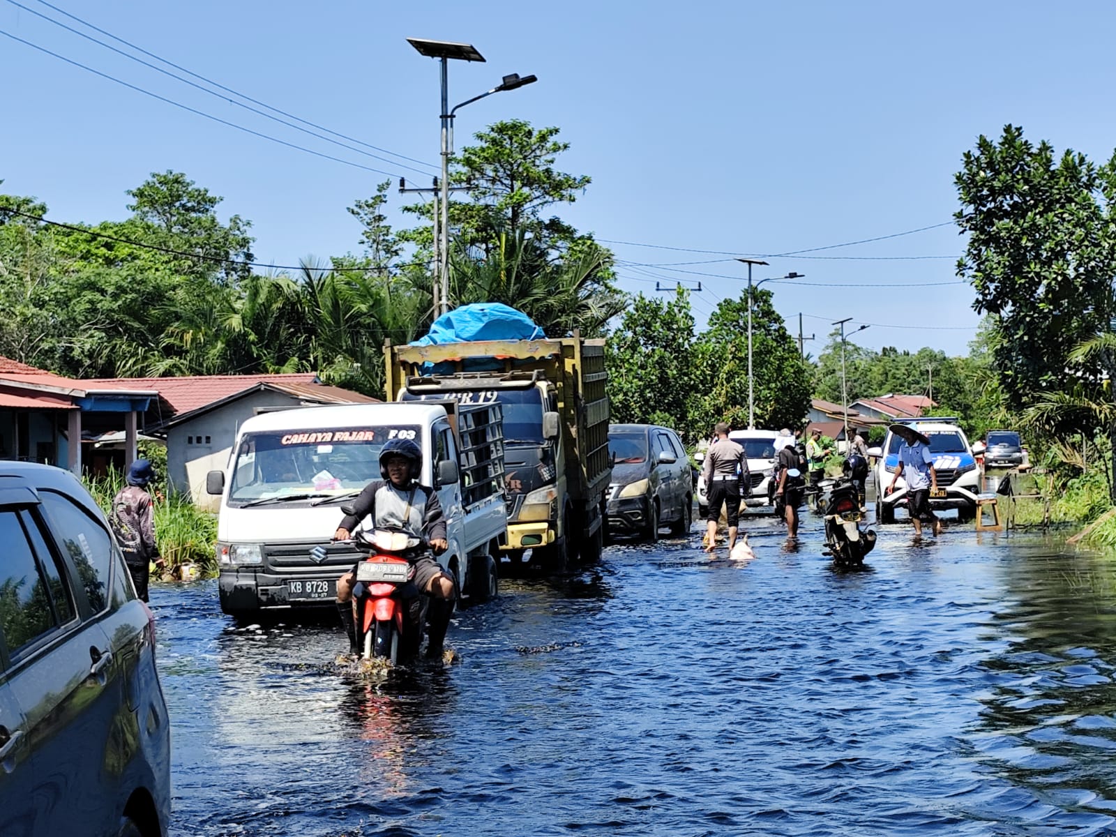 Banjir di Sungai Ambawang, Kubu Raya mengganggu jalur lintas kendaraan, mendorong Polres Kubu Raya untuk melakukan rekayasa lalu lintas demi menjaga kelancaran arus.