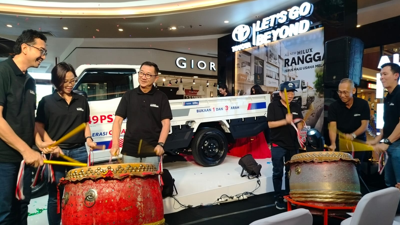 Para petinggi TAM dan Anzon Toyota menabuh genderang tanda diluncurkannya Hilux Rangga di Pontianak, Jumat (18/10/2024).