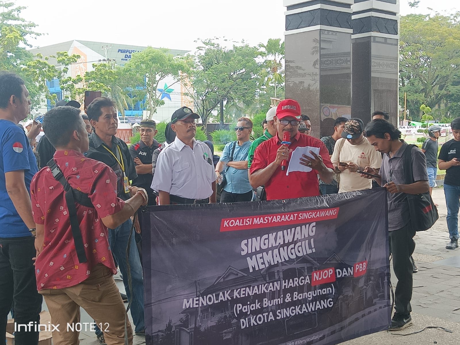 DEMONSTRASI: Sejumlah orang menggelar demonstrasi Kantor Wali Kota Singkawang Kamis (17/10). Mereka menuntut Pencabutan Kenaikan NJOP.