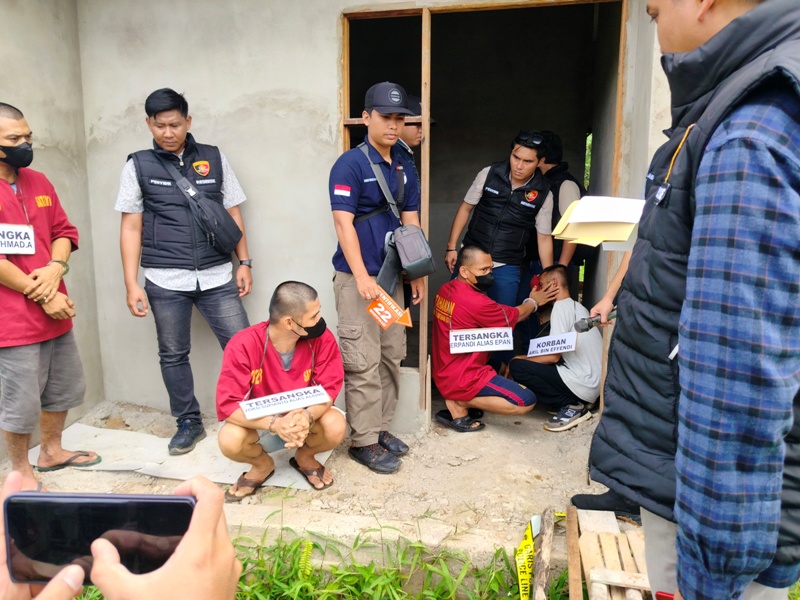 REKA ULANG: Polisi lakukan reka ulang kasus penganiayaan terhadap anak usia 16 tahun yang berujung meninggal dunia di Komplek Raudah Indah, Jalan Parit Pengeran, Kecamatan Pontianak Utara.