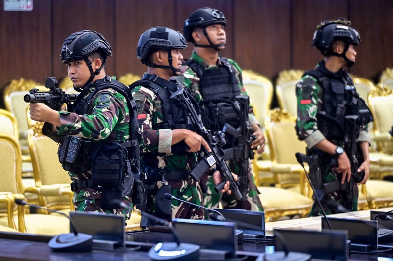 PERSIAPAN PENGAMANAN: Personel TNI melakukan simulasi pengamanan VVIP di Ruang Rapat Paripurna I Gedung Nusantara, Kompleks Parlemen, Senayan, Jakarta, Kamis (17/10/2024).