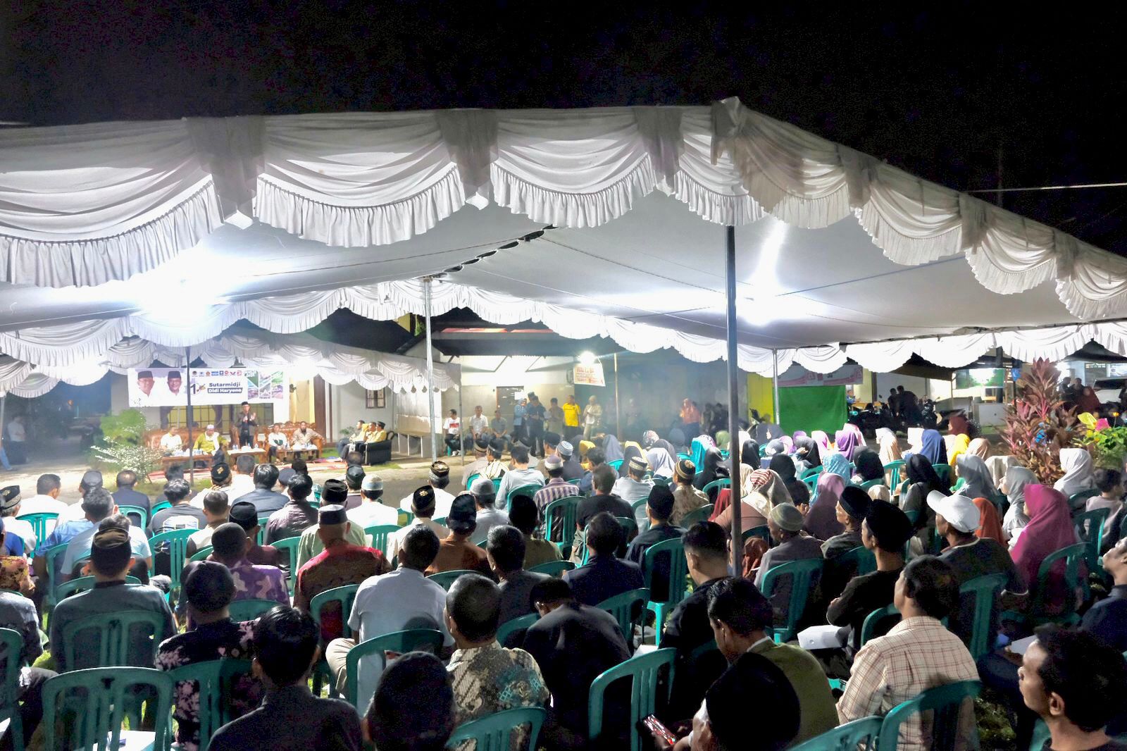 BERSAMA : Sutarmidji saat menggelar kampanye dialogis di Desa Suka Bangun, Kecamatan Delta Pawan, Kabupaten Ketapang, Kamis (17/10).