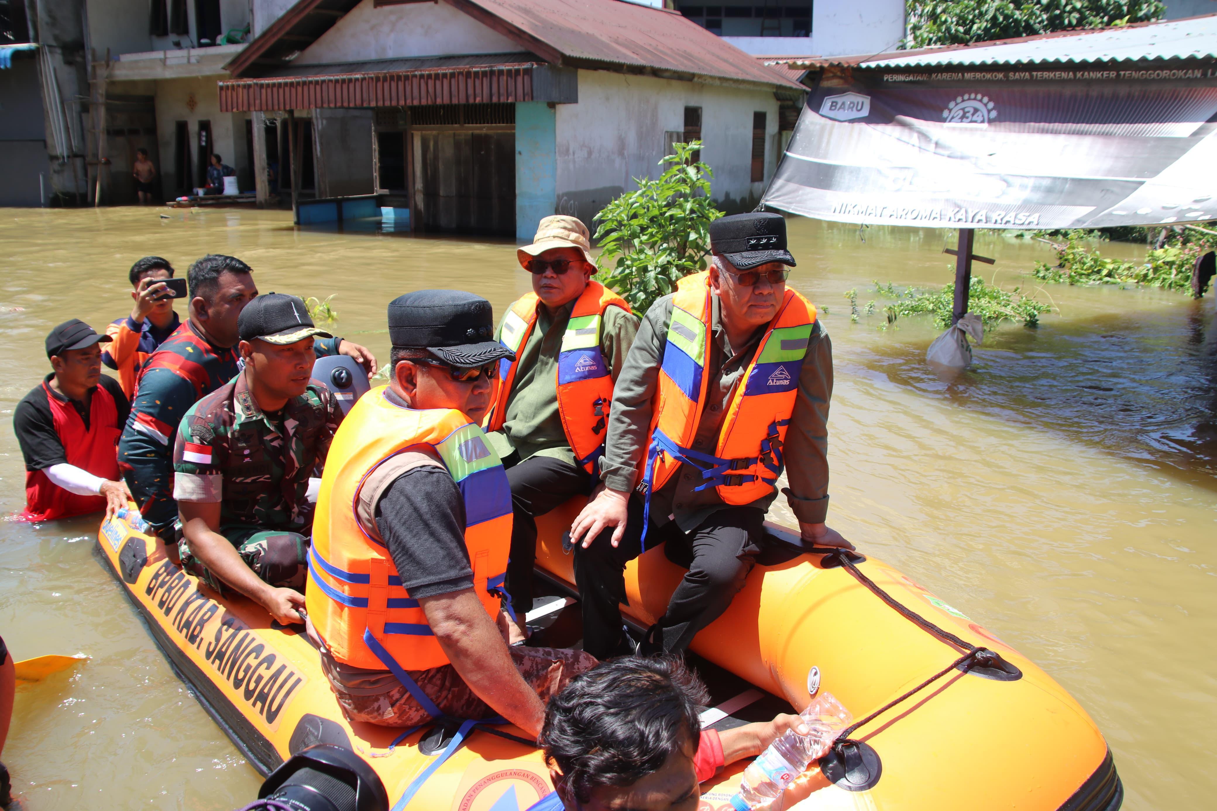TINJAU : Pj Gubernur Harisson bersama pejabat terkait turun langsung melihat kondisi banjir di Desa Sosok, Kecamatan Tayan Hulu, Kabupaten Sanggau, Jumat (18/10).