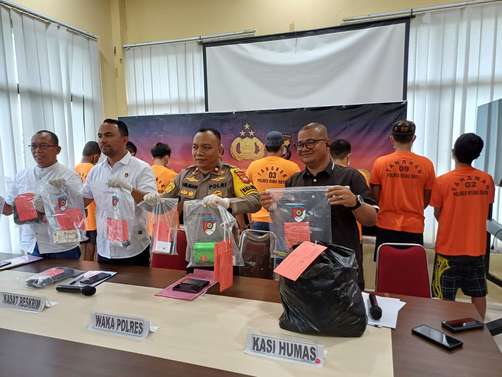 KETERANGAN PERS: Kasat Reskrim Polres Kubu Raya, Iptu Hafiz Febrandi memberikan keterangan pers kepada wartawan terkait penangkapan pelaku begal di Jl Musa Saleh, Desa Arang Limbung.