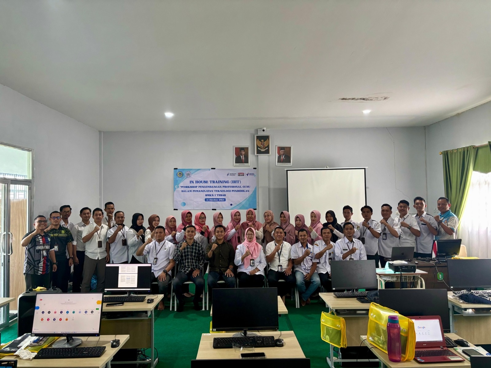 DIABADIKAN: Para pendidik di SMK Negeri 1 Tebas berfoto bersama mengikuti In House Training (IHT) tentang pemanfaatan teknologi dalam pembelajaran.