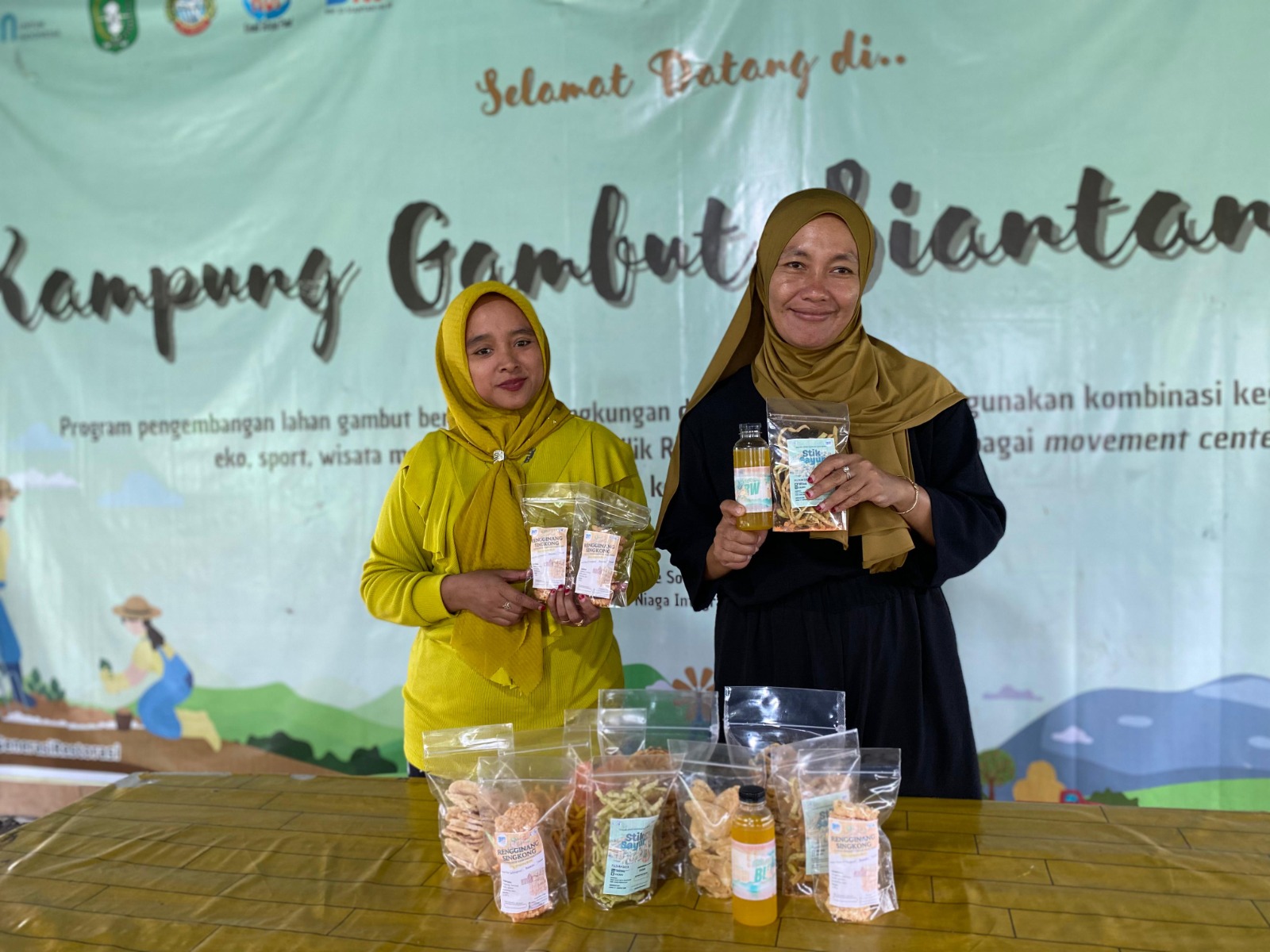 Para perempuan di Kuat Sihit mengolah hasil pertanian menjadi berbagai produk seperti camilan dan minuman.