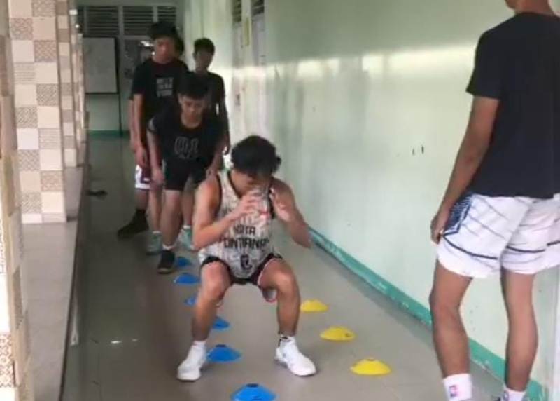 Tim basket dari SMAN 3 Pontianak sedang berlatih untuk persiapan bertanding pada ajang DBL Desember 2024 mendatang.