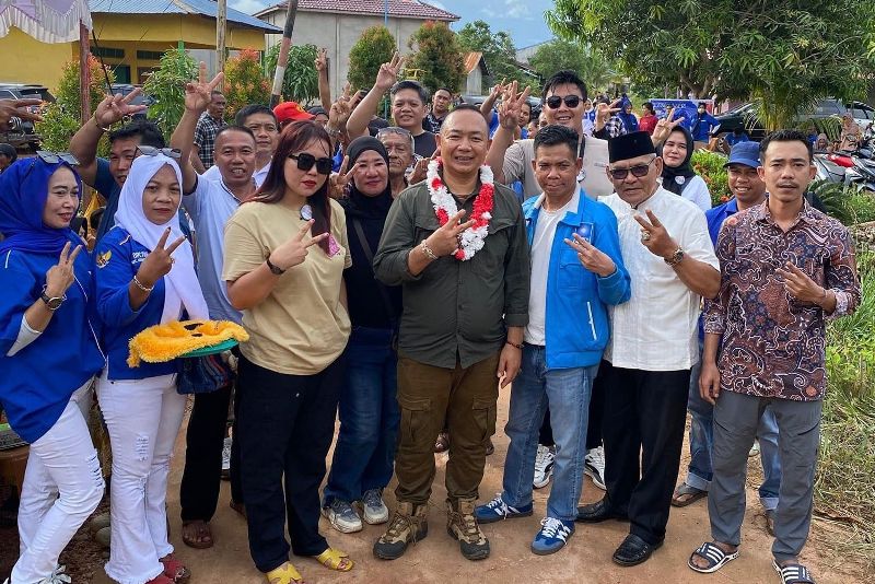 BLUSUKAN: Cabup Ketapang nomor urut 2, Alexander Wilyo, disambut hangat saat blusukan ke Dusun Sungai Tengar, Kendawangan.