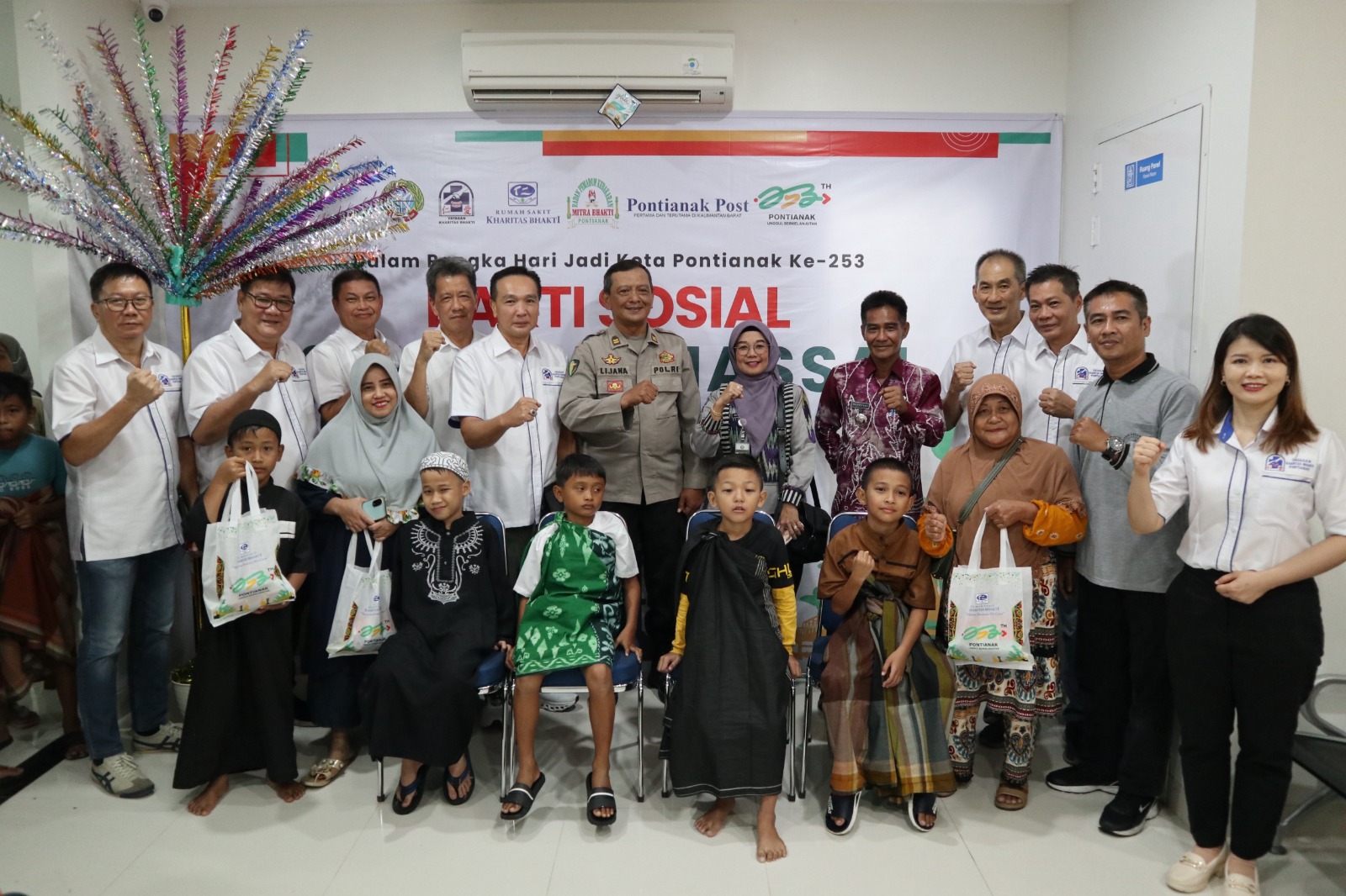 FOTO BERSAMA : Foto bersama saat seremoni pembukaan kegiatan Sunatan Massal yang digelar di RS Kharitas Bhakti Pontianak, Jumat (18/10).