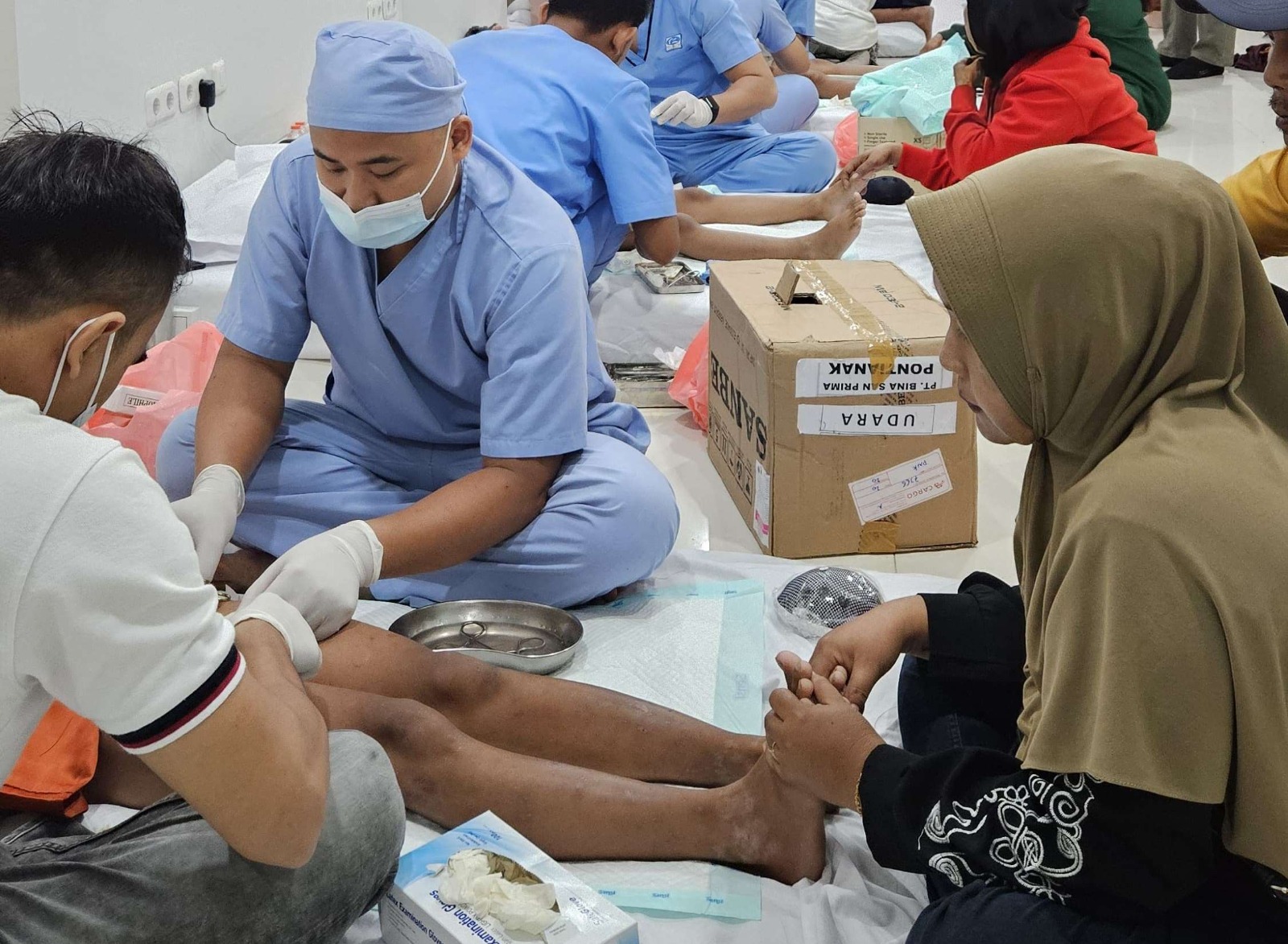 SUNATAN: Proses sunatan yang dilakukan oleh petugas medis.