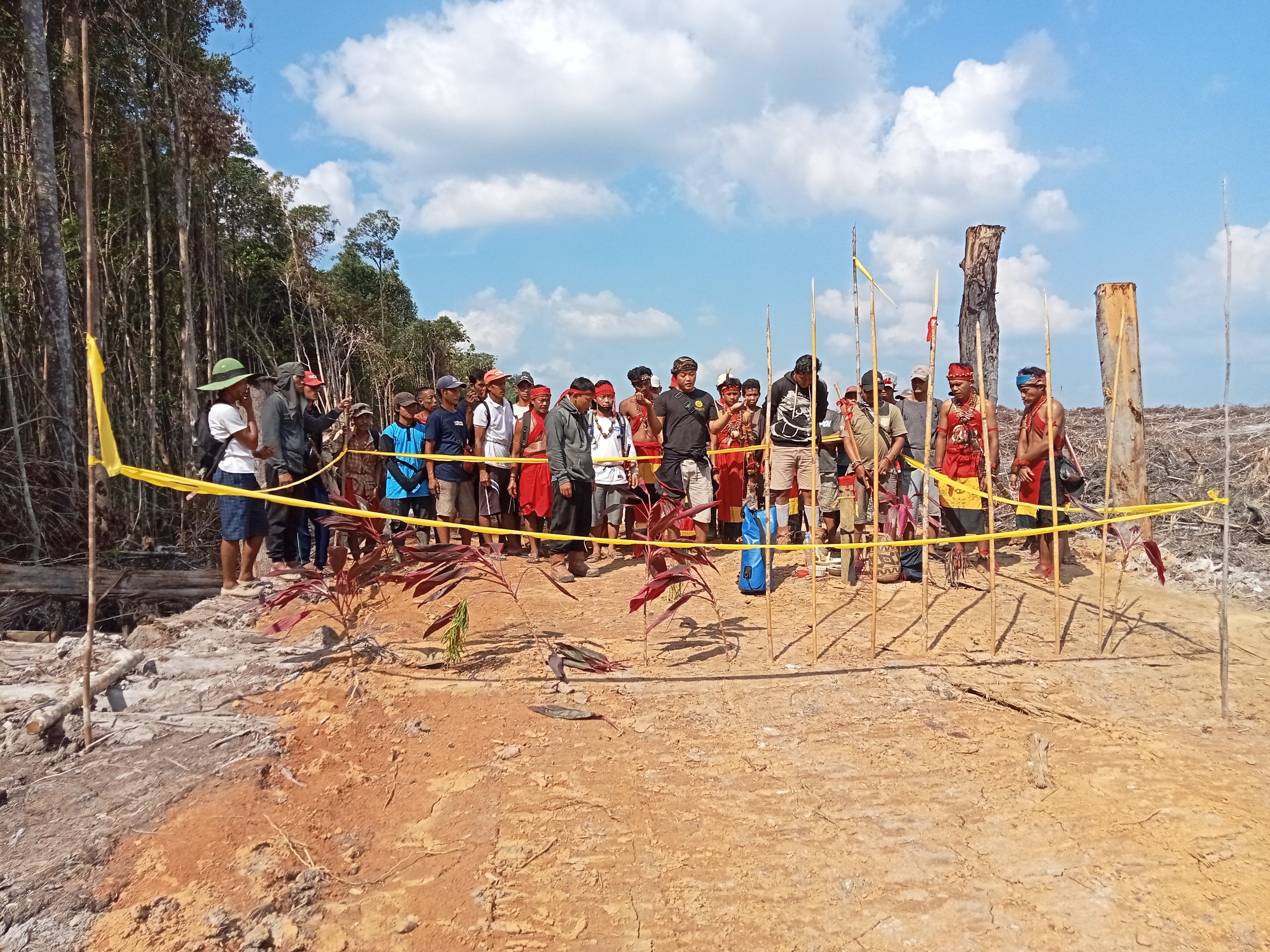 Masyarakat Adat Kualan saat melakukan ritual pasangan Mandoh Adat.