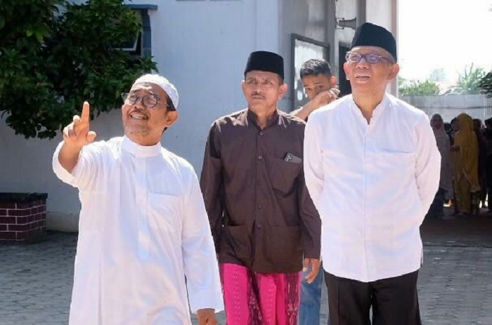 PONPES : Sutarmidji bersama pimpinan Ponpes Mambaul Khairat KH. Abdullah Al Faqir yang juga Ketua Tanfidziyah PCNU Ketapang, Jumat (18/10).