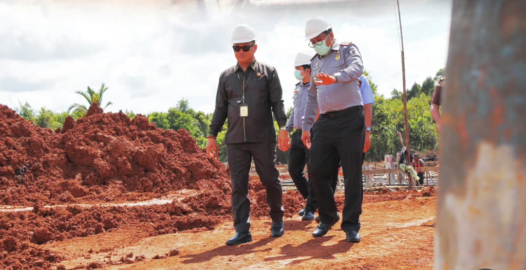 Peninjauan pembangunan konstruksi kantor Imigrasi Putussibau oleh Kajari Kapuas Hulu bersama Kepala Imigrasi Putussibau.