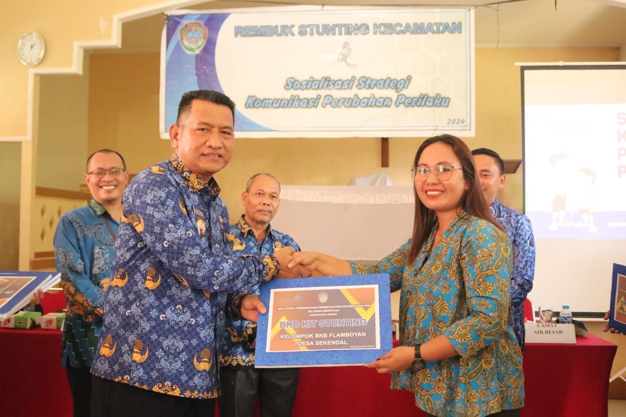 Pj Bupati Landak Gutmen Nainggolan saat membuka rapat kordinasi Percepatan Penurunan Stunting dan Serahkan Bantuan Makanan di Serimbu, Kecamatan Air Besar.