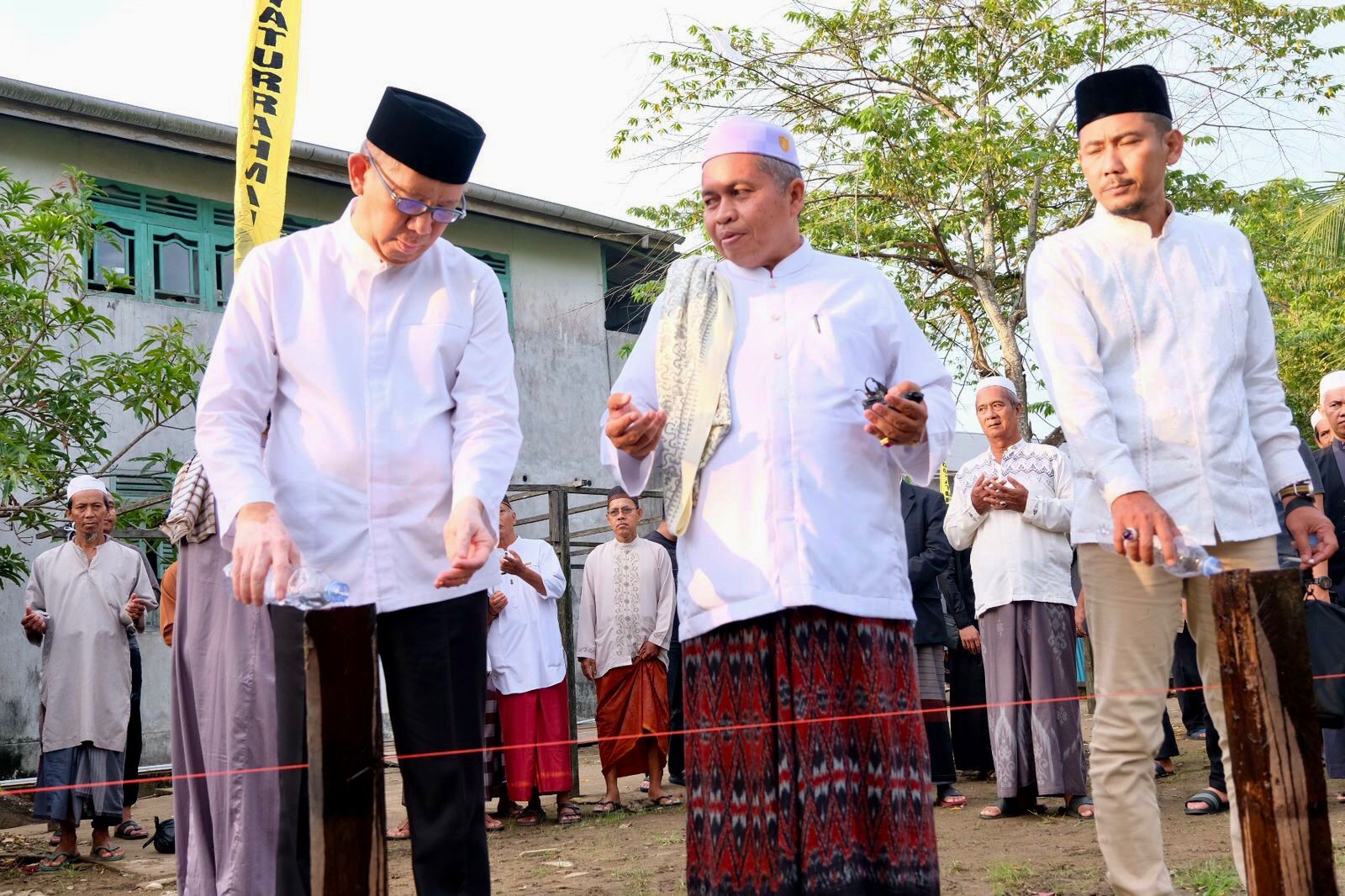 BERSAMA : Sutarmidji bersama Pengasuh Ponpes Hidayaturrahman Ketapang, KH. Jemai&rsquo;e Makmur (tengah) saat pemancangan tiang pembangunan musala santriwati, Sabtu (19/10).