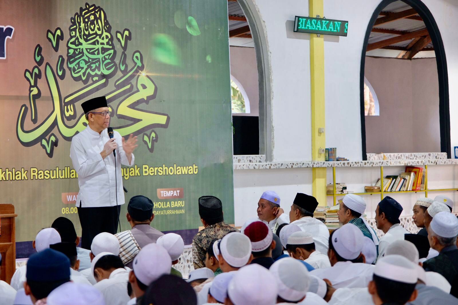 BERSAMA : Sutarmidji saat memberikan motivasi kepada para santri di Ponpes Hidayaturrahman Ketapang, Sabtu (19/10).