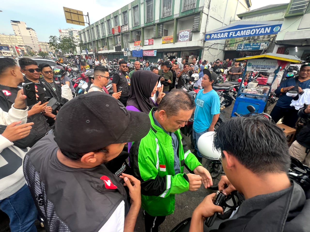 BLUSUKAN: Ria Norsan saat blusukan ke Pasar Flamboyan, Kota Pontianak, Kalimantan Barat, Sabtu (19/10/2024) pagi.