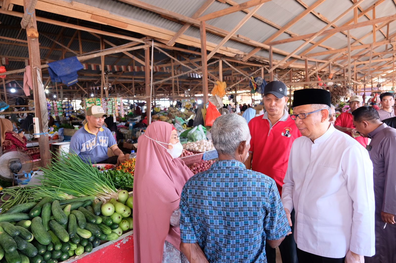 BINCANG : Sutarmidji berbincang bersama warga Pasar Ratu Melati di Kecamatan Delta Pawan, Kabupaten Ketapang, Sabtu (19/10).