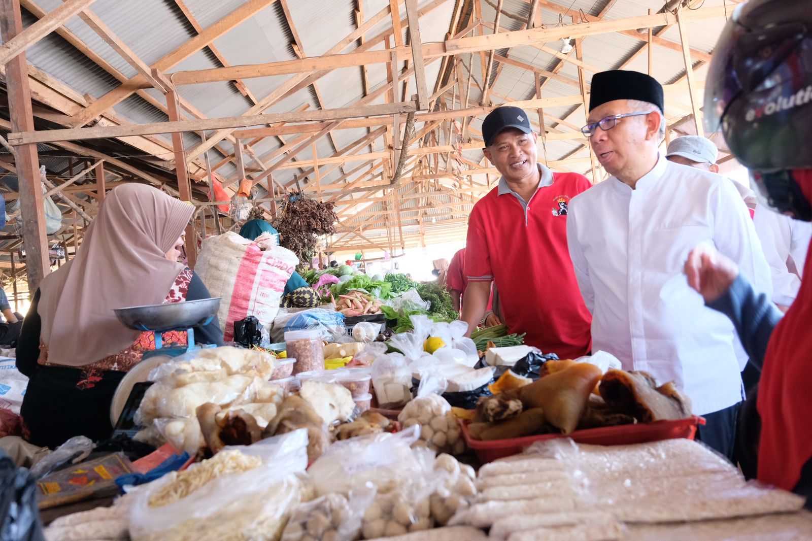 PEDAGANG : Sutarmidji berbincang bersama pedagang di Pasar Ratu Melati, Kecamatan Delta Pawan, Kabupaten Ketapang, Sabtu (19/10).