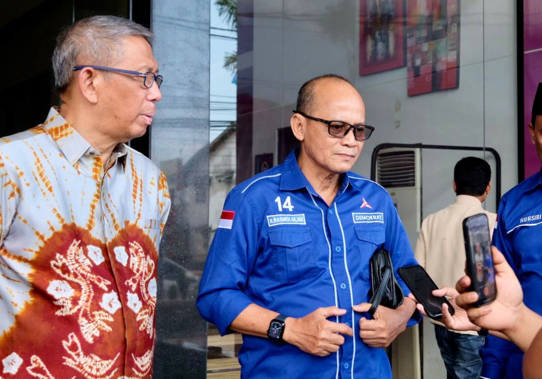 KETERANGAN : Sutarmidji bersama Ketua DPC Partai Demokrat Ketapang, Rasmidi memberikan keterangan usain menghadiri Rakercabsus, dan konsolidasi Pilkada Partai Demokrat Kabupaten Ketapang Tahun 2024.