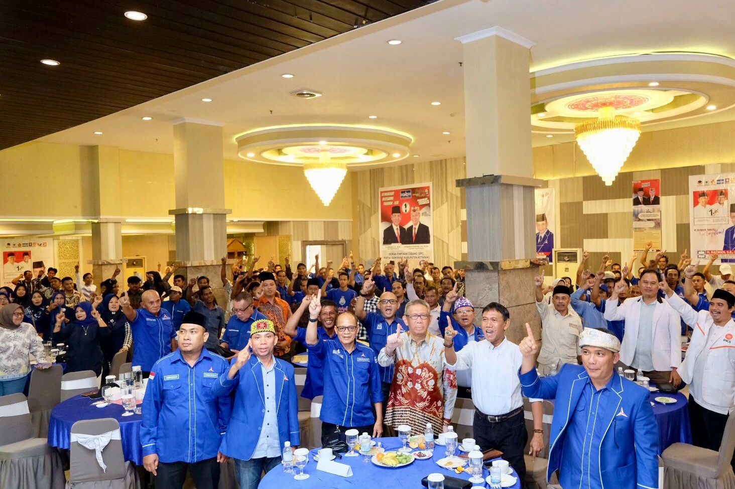 RAKERCABSUS : Calon Gubernur Kalbar nomor urut 1, Sutarmidji foto bersama saat menghadiri Rakercabsus, dan konsolidasi Pilkada Partai Demokrat Kabupaten Ketapang Tahun 2024, Sabtu (19/10).