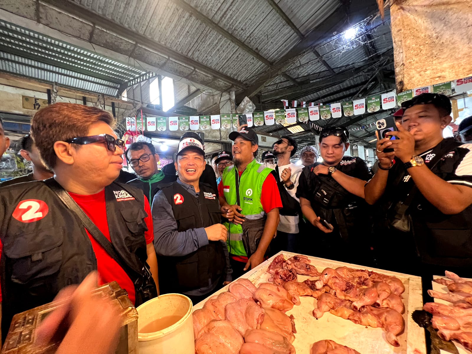 Ria Norsan saat menyambangi para pedagang di Pasar Flamboyan, Kota Pontianak, Sabtu (19/10/2024).
