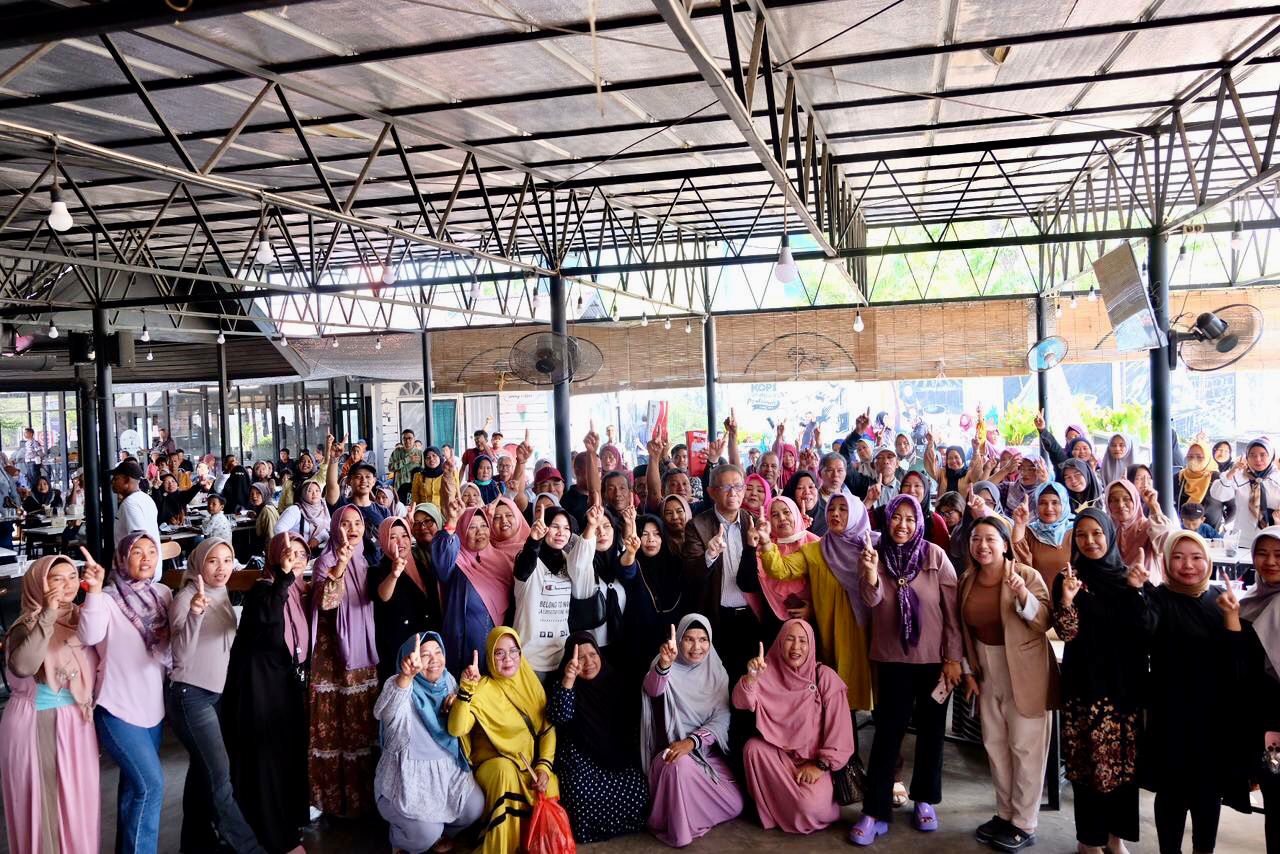 BERSAMA : Sutarmidji foto bersama Relawan P2 Kabupaten Ketapang saat deklarasi, dan kampanye dialogis di Aming Coffee Ketapang, Sabtu (19/10).