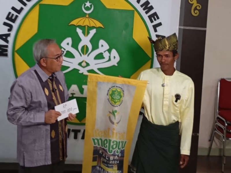 Muhammad Taufik, Nelayan asal Sungai Kupah mendapat balon berhadiah yang dilepas di Karnaval Budaya, Sabtu (19/10).