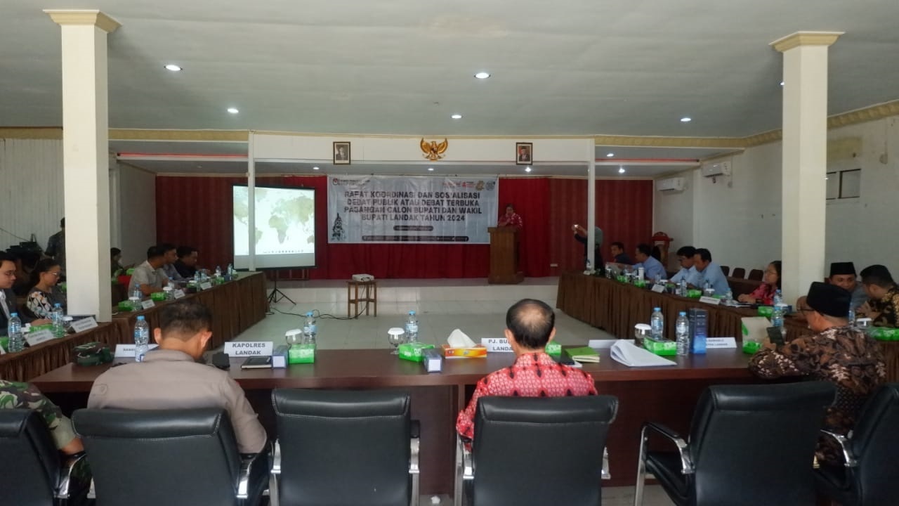 KPU Kabupaten Landak saat rapat koordinasi dan sosialisasi fasilitasi debat publik atau debat terbuka pasangan calon Bupati dan Wakil Bupati Landak, di Aula Hotel Hanura.&nbsp;