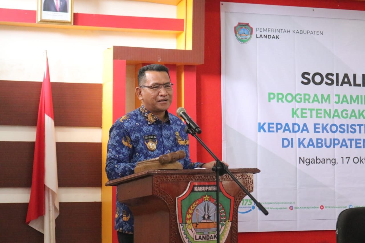 Pj Bupati Landak Gutmen Nainggolan saat membuka sosialisasi program Jamsostek kepada Ekosistem Koperasi di aula kantor Bupati Landak, Kamis (17/10).