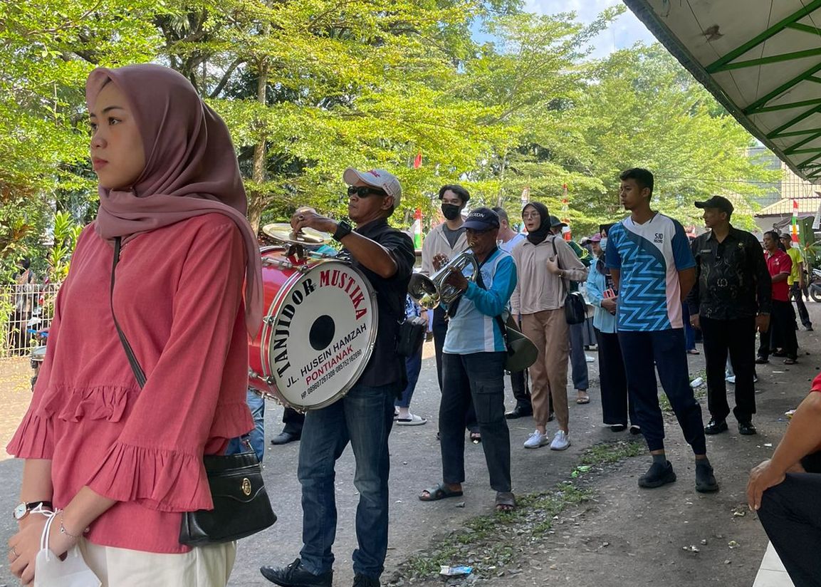 PERSIAPAN: Sejumlah peserta tengah melakukan latihan untuk tampil maksimal dalam acara Festival Arakan Pengantin yang akan dilaksanakan besok (20/10).