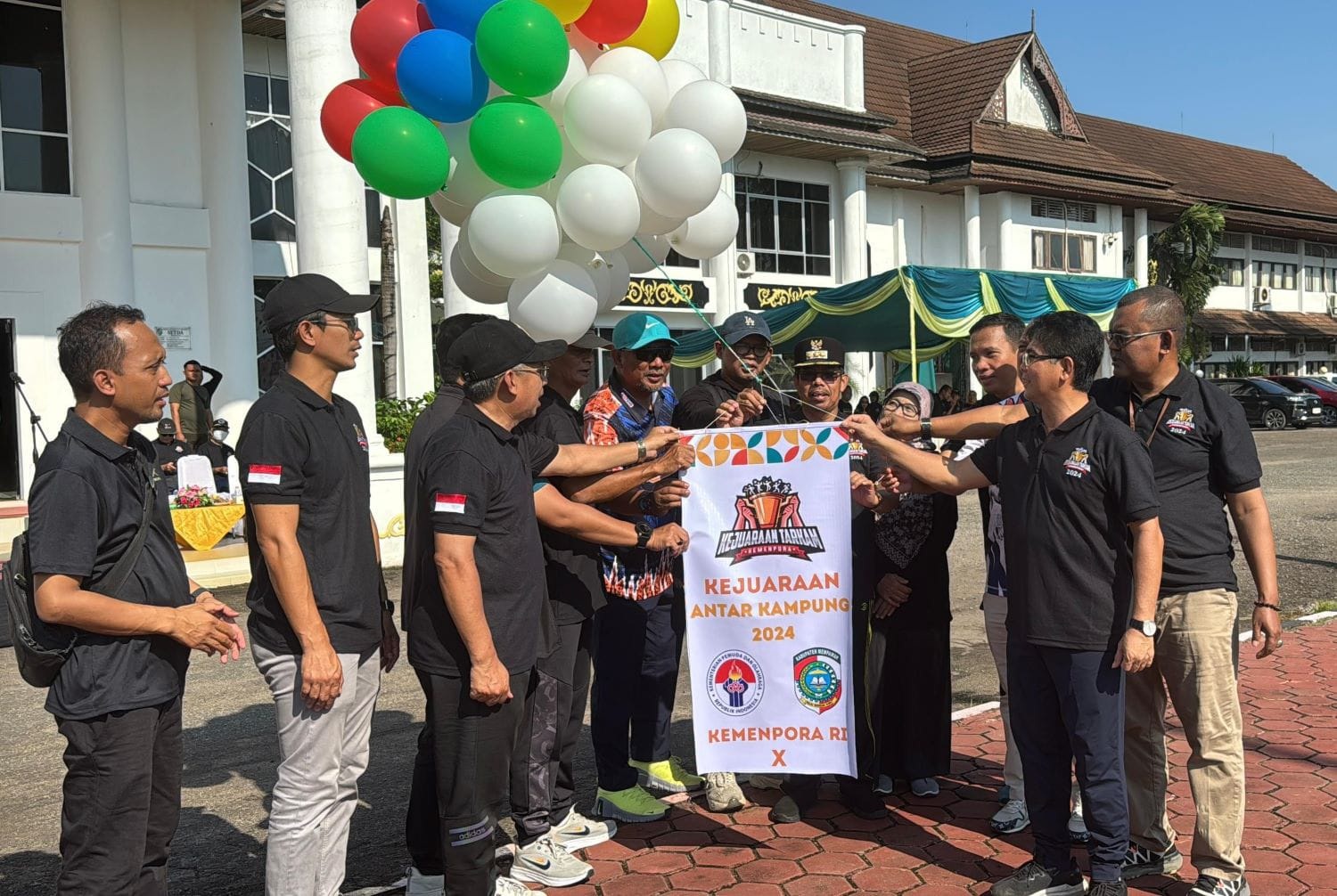 TARKAM : Peresmian Kejuaraan Tarkam Kemenpora ditandai dengan pelepasan balon di udara.