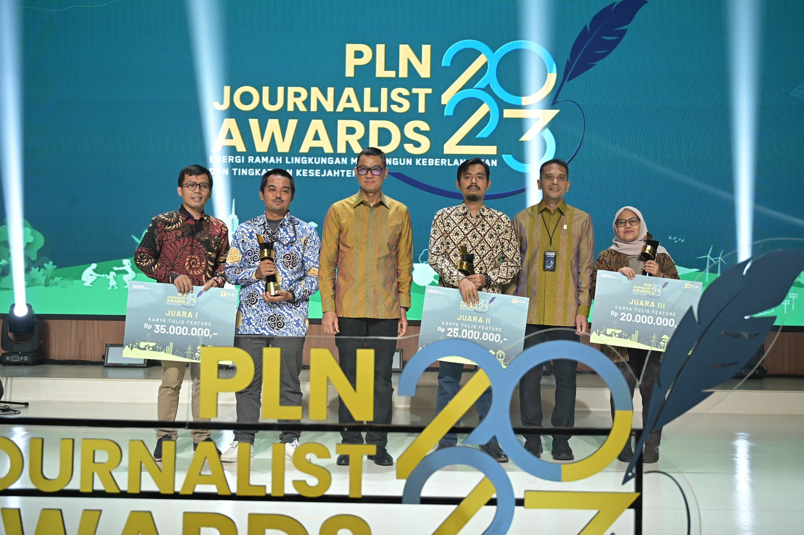 Dirut PLN Darmawan Prasodjo (tiga dari kiri) didampingi Executive Vice President Komunikasi Korporat dan TJSL PLN Gregorius Adi Trianto (dua dari kanan) ketika berfoto dengan para pemenang PLN.