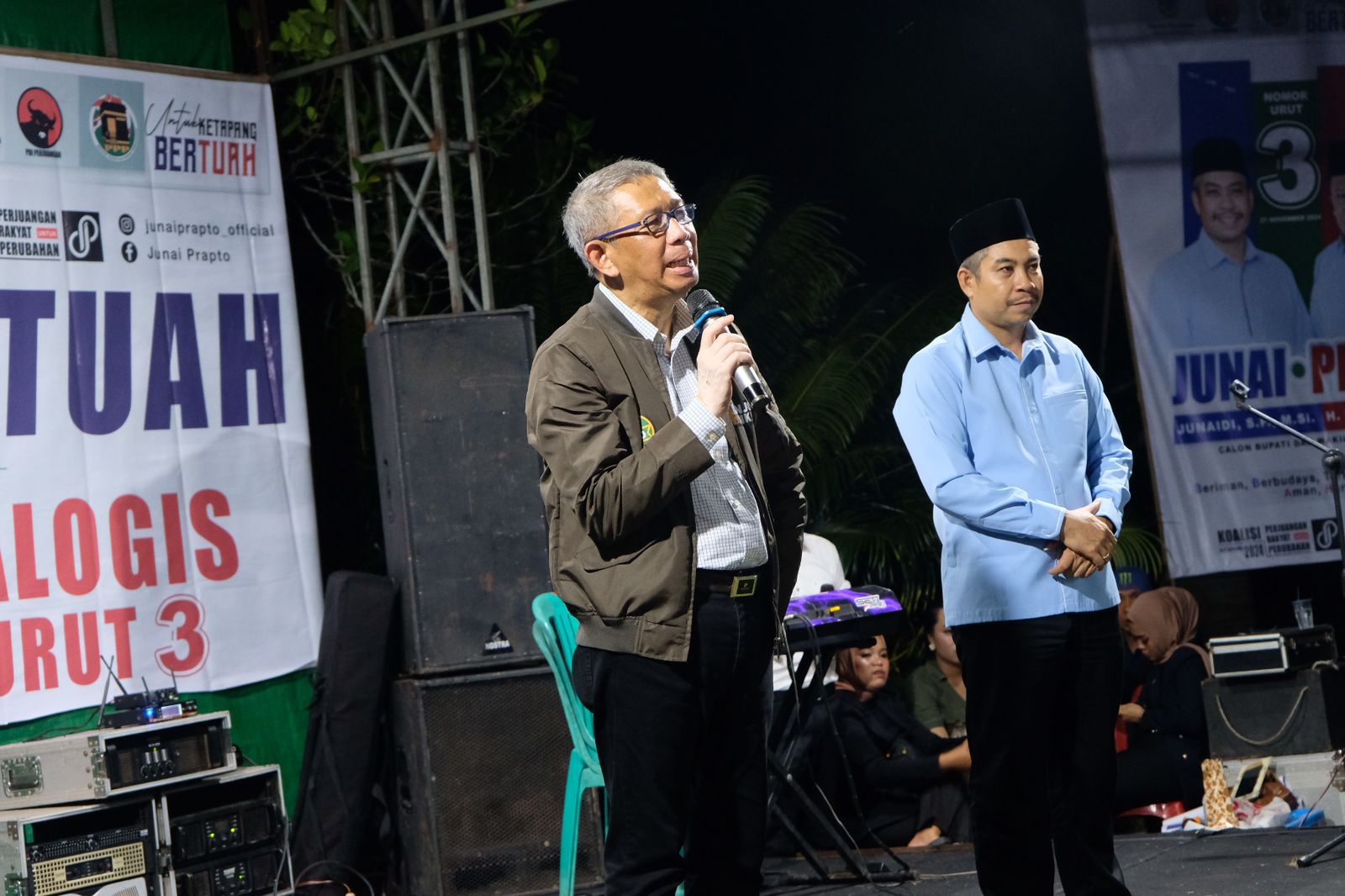 BINCANG : Sutarmidji bersama Junaidi menghadiri kampanye dialogis, sekaligus pengukuhan Relawan Kayong Betuah di Kecamatan Benua Kayong, Kabupaten Ketapang, Sabtu (19/10).