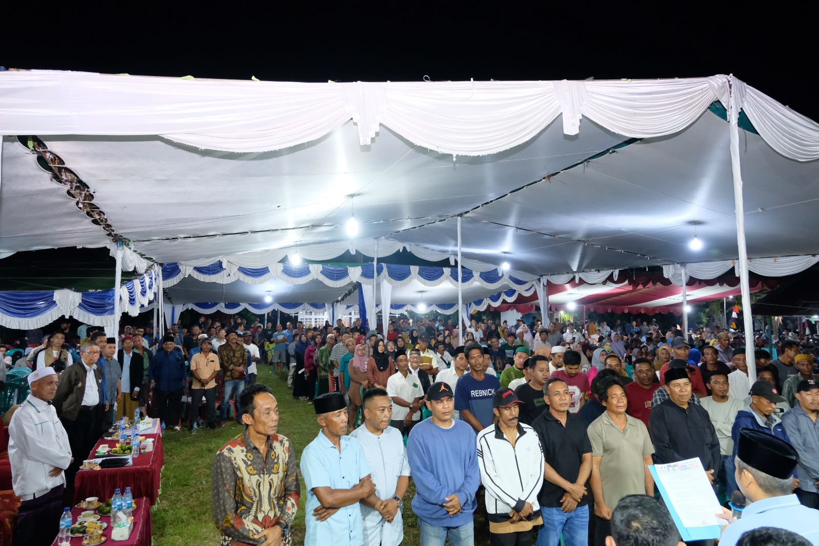 RELAWAN : Sutarmidji menyaksikan pengukuhan Relawan Kayong Betuah di Kecamatan Benua Kayong, Kabupaten Ketapang, Sabtu (19/10).